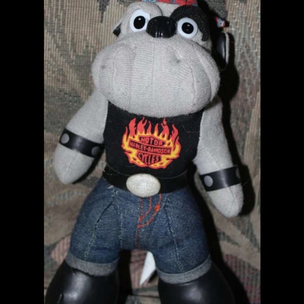 HARLEY DAVIDSON 9" BULLDOG PLUSH STUFFED TOY W/ BLACK BIKER SHIRT.